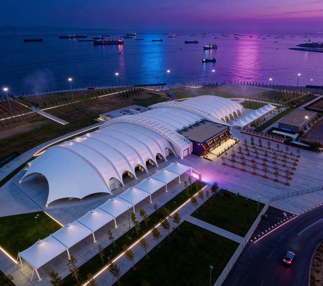 Gün batımında İstanbul sahilindeki Yenikapı etkinlik alanı, WORLDEF Istanbul 2026'nın mekanı